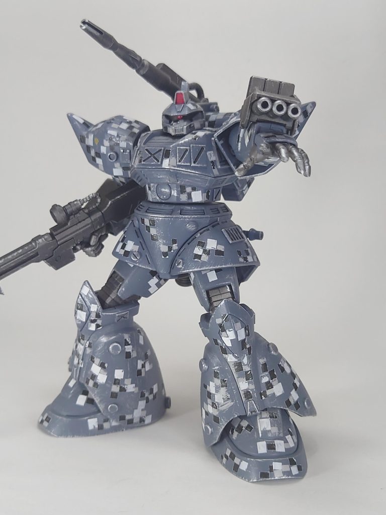 ピクセル都市迷彩を再現するためにマスキングテープを細かく切り分け、ちまちま貼っては塗り貼っては塗りを繰り返しました。正直、凄い疲れました…💧