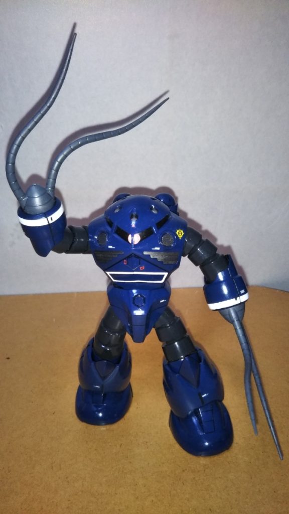 オマケです。 設定ではどうやら「ズゴックとアッグガイの腕部パーツは互換性があり、ズゴックのクローを装備したアッグガイも存在した。 またズゴックも、オプション兵装として、クローの代わりにアッグガイと同様のヒートロッドを装備した腕部ユニットに換装できる」ということになっているらしいので、試しに交換してみました。 しかし予想はしていましたが、ズゴックのスタイリッシュなカッコよさが見事に無くなってしまいましたね・・・(笑)。