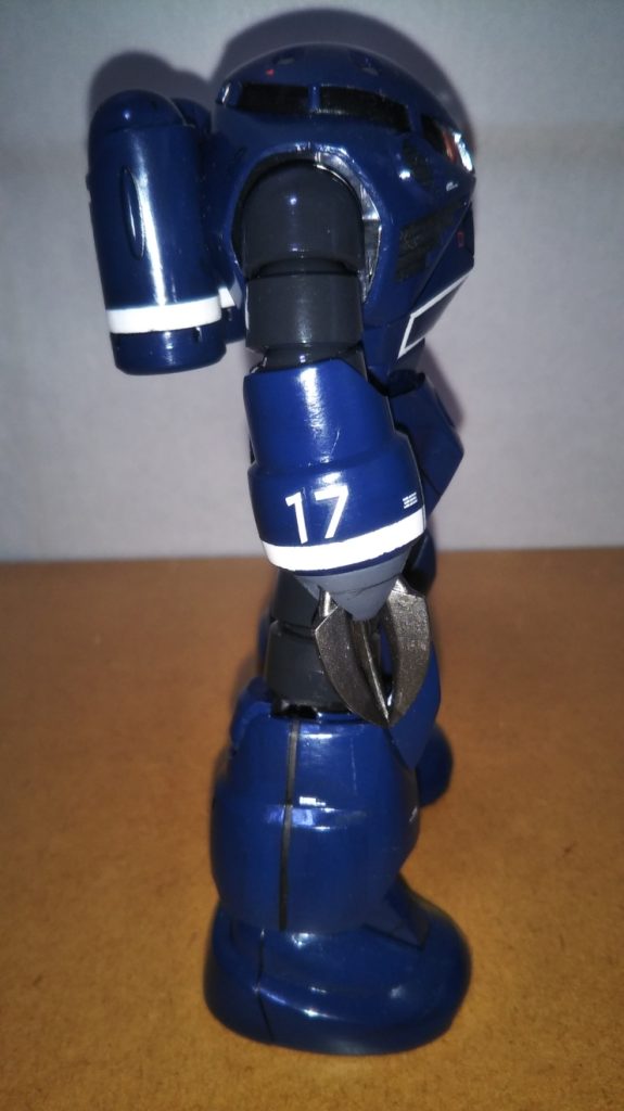 　サイドビューです。　このカラーリング、アーケードゲーム「戦場の絆Ⅱ」に登場するズゴックのカラーバリエーションでも似たような色を選択できるので（確か「ヴィラン」カラーだったかな？）、ゲーム内の私のズゴックもこちらと同じ色にしてあります。