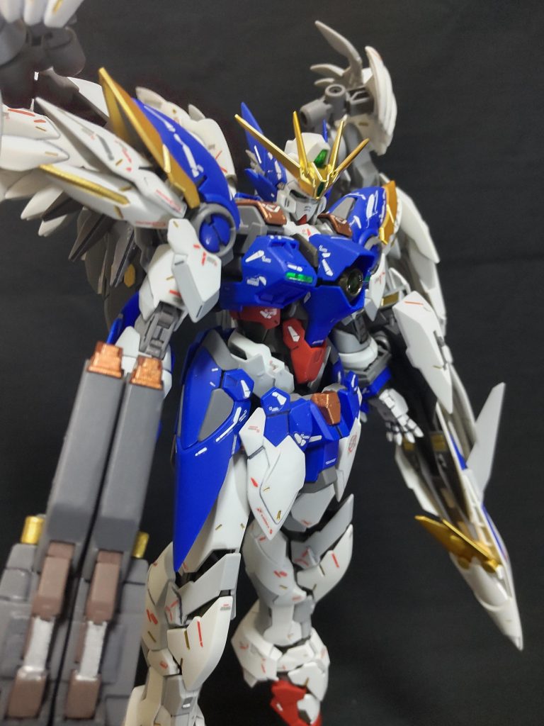 ゲート跡が悲惨でしたのでこのモデルの売りのグロスインジェクション塗装をゲート処理しながらヤスリがけ、結局いつもの部分塗装のつや消しトップコートの簡単フィニッシュです。デカールは、旧MGとver.kaのものを使用。