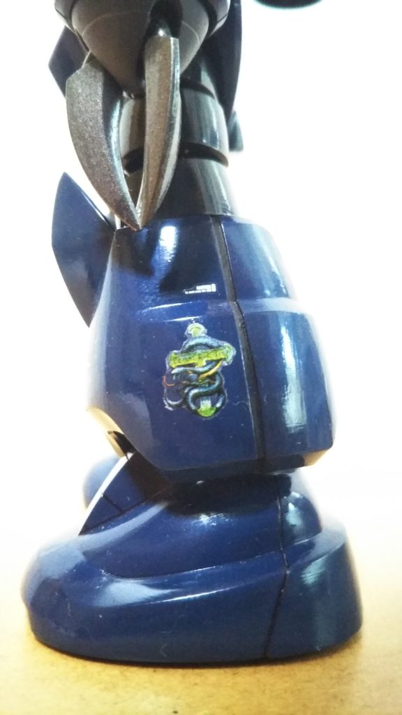 　脚部です。　左脚の側面に、２年半ほど前に投稿した「水中用ザク」と同じ「シーサーペント」のマーキングシールを貼ってみました。　ズゴック本体の色と同じ暗いブルーのマーキングだったので、きちんと見えるかどうか少々不安でしたが、思いのほか目立って見えるので良かったです。