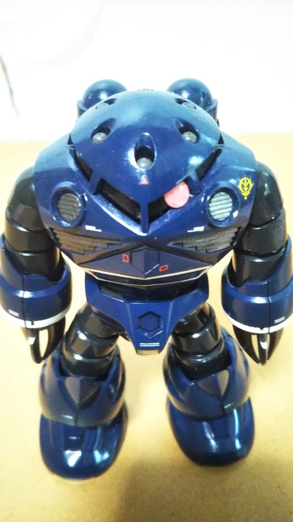 　モノアイの可動です。　１年半ほど前に投稿したガンプラコレクションの「ゾック」と同じく、モノアイを両面テープで貼って位置を変更できるようにしてあります。