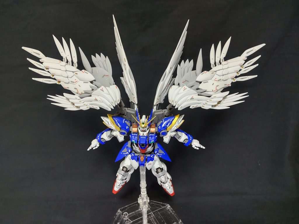特徴の羽根は、色々表情がつけれて良いですね。作っている時は、MGと違って直線的な印象でしたが組合わさると印象が変わります。