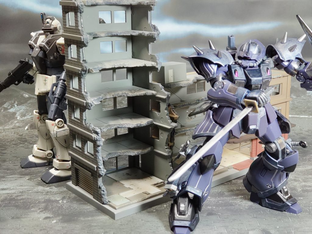 ビルの向こうに潜む影…イフリート・ナハトも気配を察し、静かに刀を抜く…