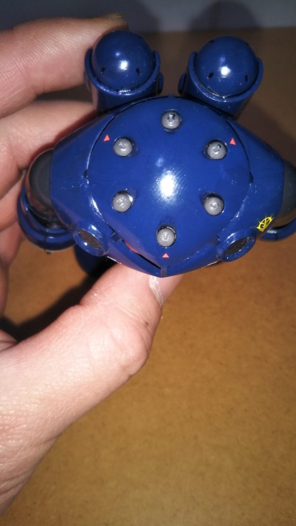 　頭部です。　小田さんのズゴックではミサイルランチャー脇に三角形のマーキング（コーションマーク？）が貼られていたので、ここも真似してみました（６ヶ所あるミサイルランチャーのうち３ヶ所しかマーキングが施されていないところも、小田さんのズゴックそのまんまです）。　また、ミサイル本体はフィールドグレーで塗装してあります。