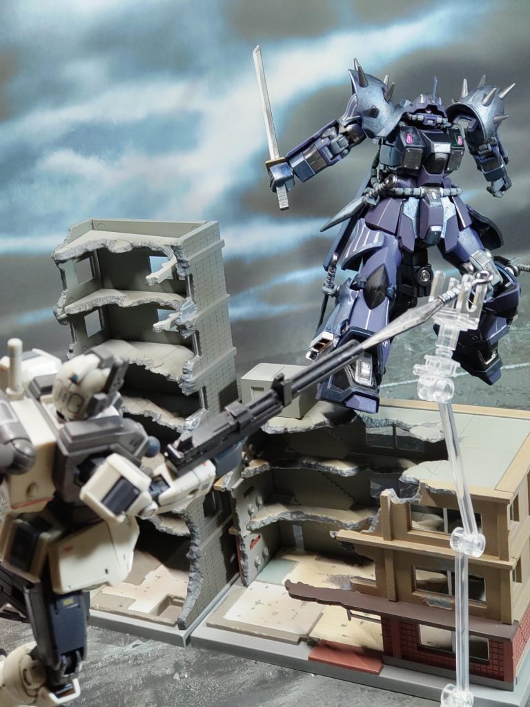 続けざま放たれる銃に、クナイが刺さる！