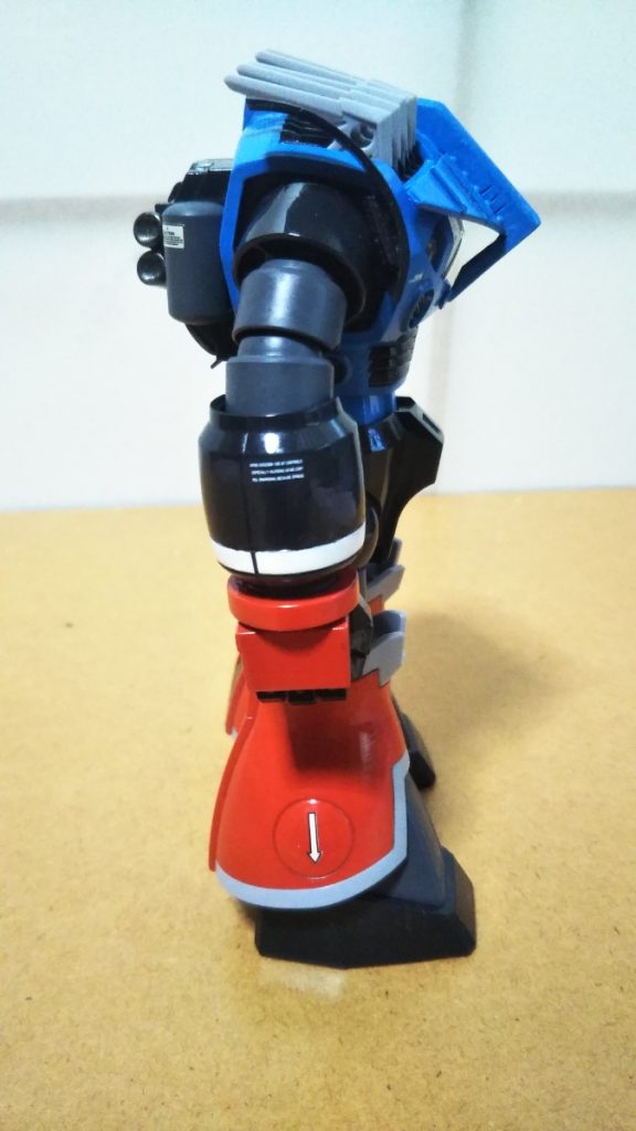 　サイドビューです。　そういえば説明が遅れましたが、マーキングは先ほど述べたマンガ「機動戦士ガンダム　アグレッサー」のコマ、そしてプレミアムバンダイから発売された「ゾゴック（Ver.MSV）」を参考にしました。