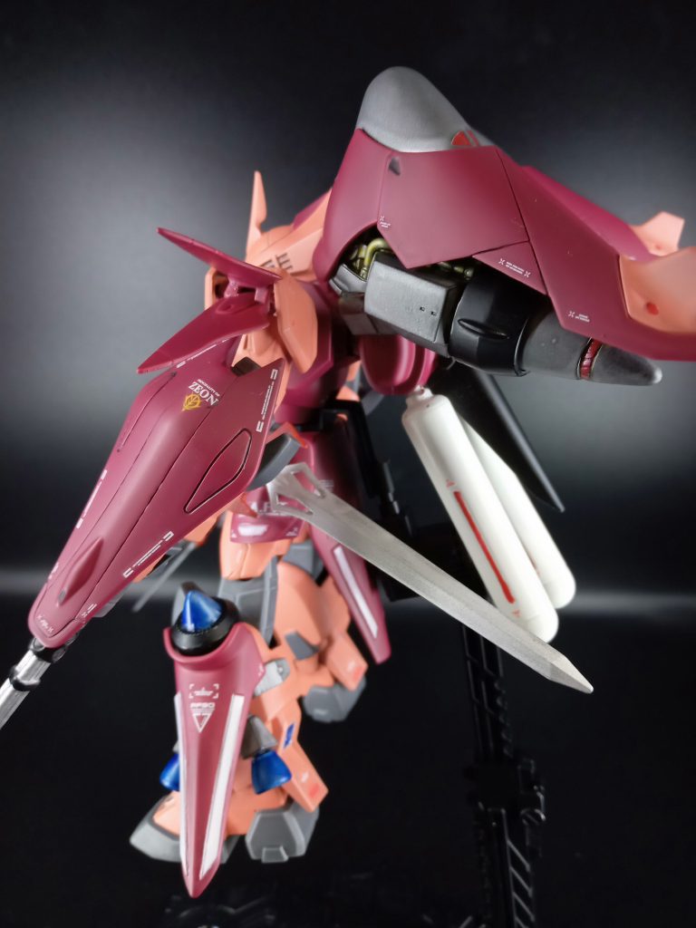 推進力にかなりのエネルギーを使い消耗率が高くなるため、バックパックにプロペラントタンク的なバッテリーを増設してあります。かなりシナンジュを意識してあります、ちなみにシーマ専用ゲルググマリーネのものを使用しました。