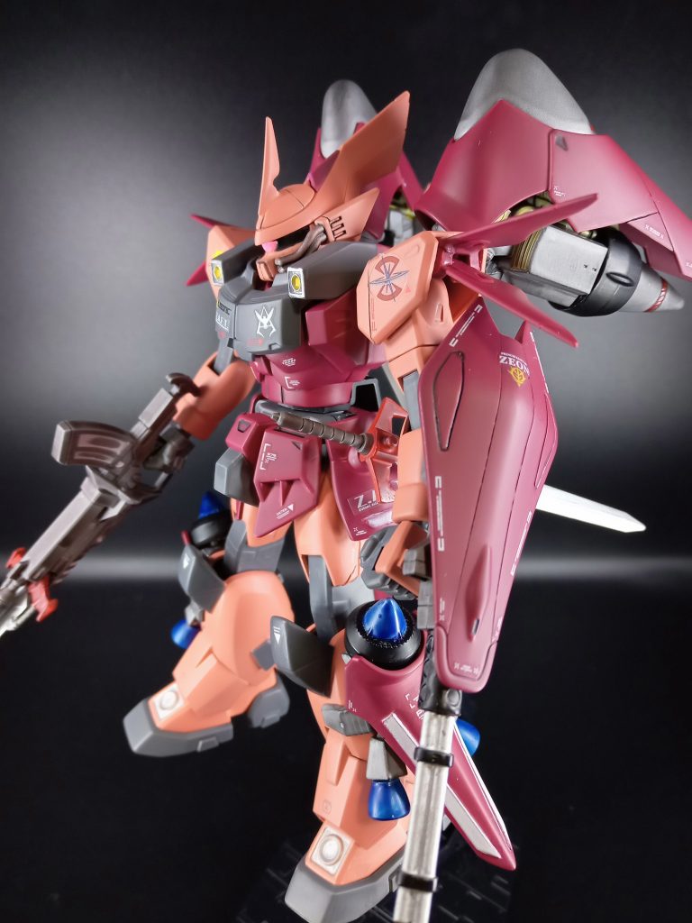 この肩に付いているスタビライザー？的なものは後ハメ加工に失敗して瞬間接着剤で固定してあります。悲しい!