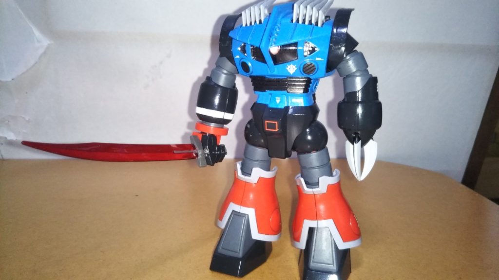 　ヒートサーベル装備です。　刀身はクリアレッド、持ち手と鍔の部分はフィールドグレーで塗装してあります。　マンガの表紙では赤々と発光していたので、オレンジなどではなくクリアレッド一色で塗装してみたのですが、かなりカッコよく仕上がりました！　が、塗料が半乾きの状態で触ってしまい、指紋がベッタリ付いてしまったので、塗装をし直すハメになりました・・・orz