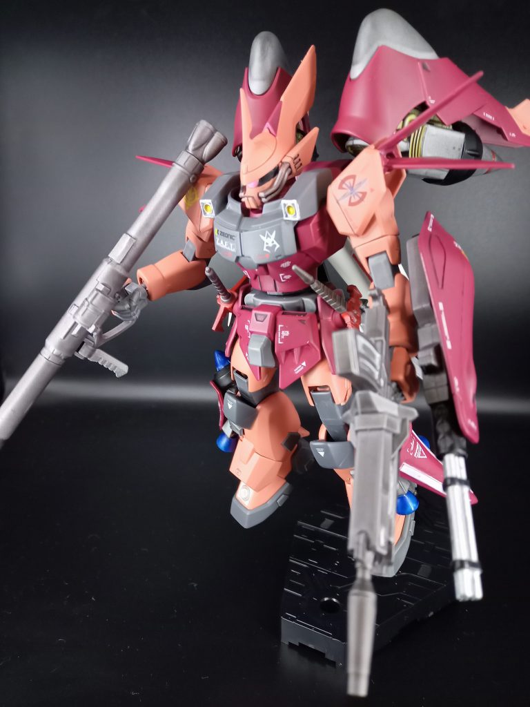 細かいところが怪しかったんですけど、なんとか形になりました。デカールとシールでジオンとザフトが貼ってありますけど間違いじゃなくそんな世界だと思ってください。名前はギルバート・デュランダル専用モビル・シグーS型です。