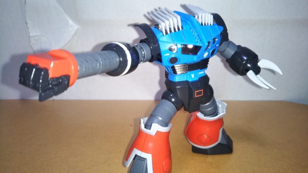 　アームパンチその２です。　実は私「機動戦士ガンダム　アグレッサー」のコミックスは9巻までしか持っておらず、話もそこまでしか読んでいないのですが、どうやらその後、この機体がアームパンチを繰り出すシーンがあるようなのでイメージで再現してみました(笑)。