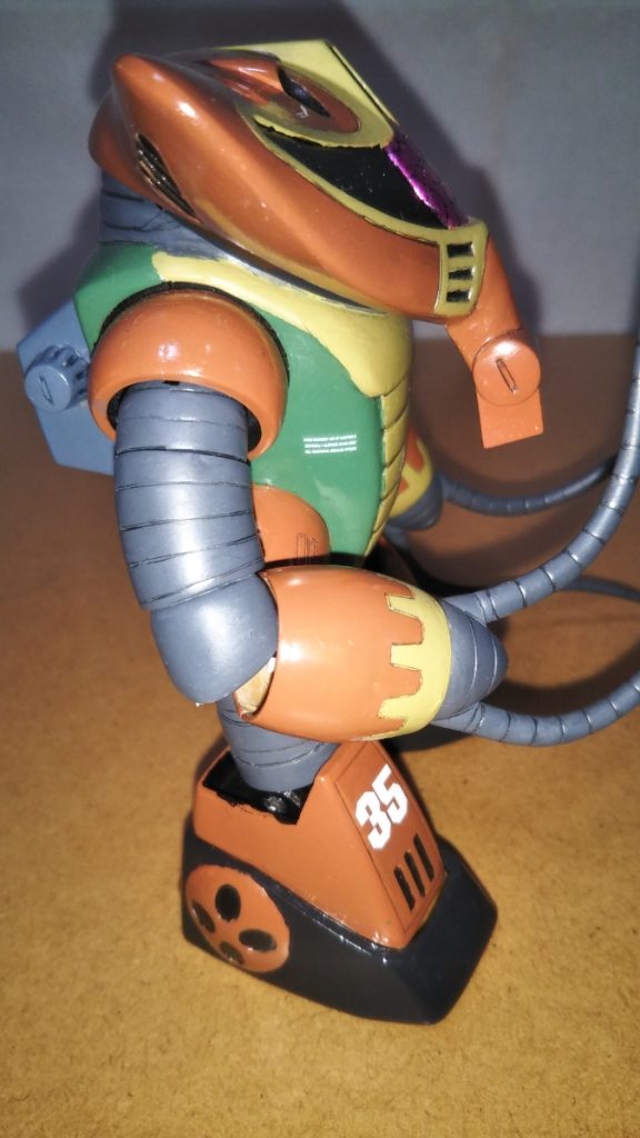 肘関節の可動です。 キットをそのまま組み立てると肘が一切曲がらないため、旧キット ハイゴッグの肩関節を加工して移植し、肘が曲がるように改造しました。