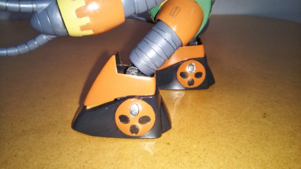 膝関節の可動です。 キットのままでは膝を曲げることができなかったので、関節を自作し若干ですが膝が曲がるように改造しました。 さらに、足首(?)にはボールジョイントが仕込んであります。