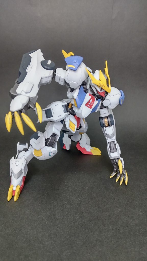 全体的に塗装を行ってます赤、青、黄はせいらますおさんの配色を参考にさせて頂きました白は若干ネービーブルーを混ぜてますフレームはガイアカラーのサフだけです