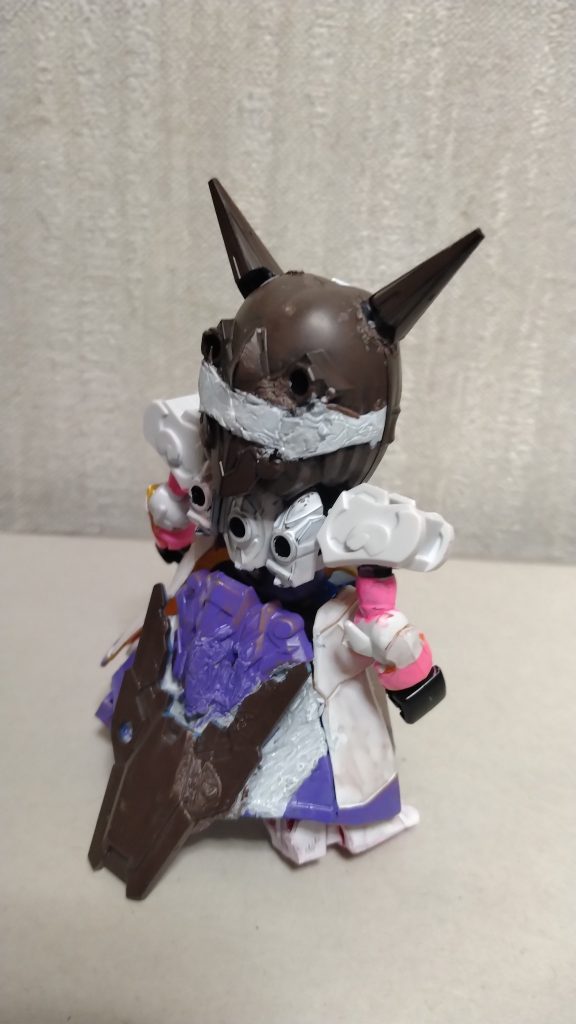 フロントアーマーはプラ板0.3mmを使用。胸部はパテで調整しました。