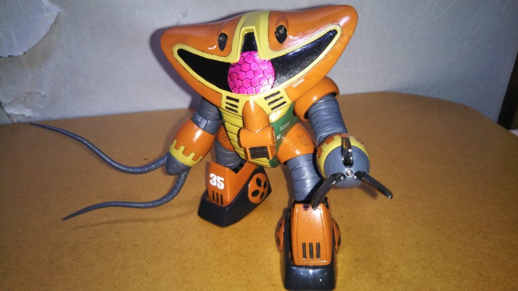 片腕のみ換装したタイプです。 ふと思ったのですが、地上戦でグフに乗っていたパイロットが水陸両用モビルスーツに機種転換した場合、こちらのタイプのアッグガイはかなり乗りやすかったのではないでしょうか。 ヒートロッドはある(しかも2本)、ヒートサーベルの代わりにクローは装備されている、オマケに5連装マシンガンを上回る火力のメガ粒子砲まで左手に付いているとなれば、元グフ乗りは大活躍できたのではないか、と思います。