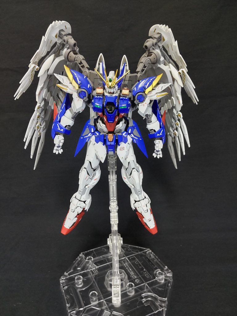 破損していた、股関節は、プラ板とプラリペアで強引に修復。(股関節の作りも特殊で関節軸だけのパーツ注文ができないおもしろ仕様)その他、割れていた箇所も瞬間接着剤とプラリペアで補修。手首は、ver.kaの物に変更しています。固定はしていないですがあまり動かせません。(自分の補修技術に自信がない😅。)