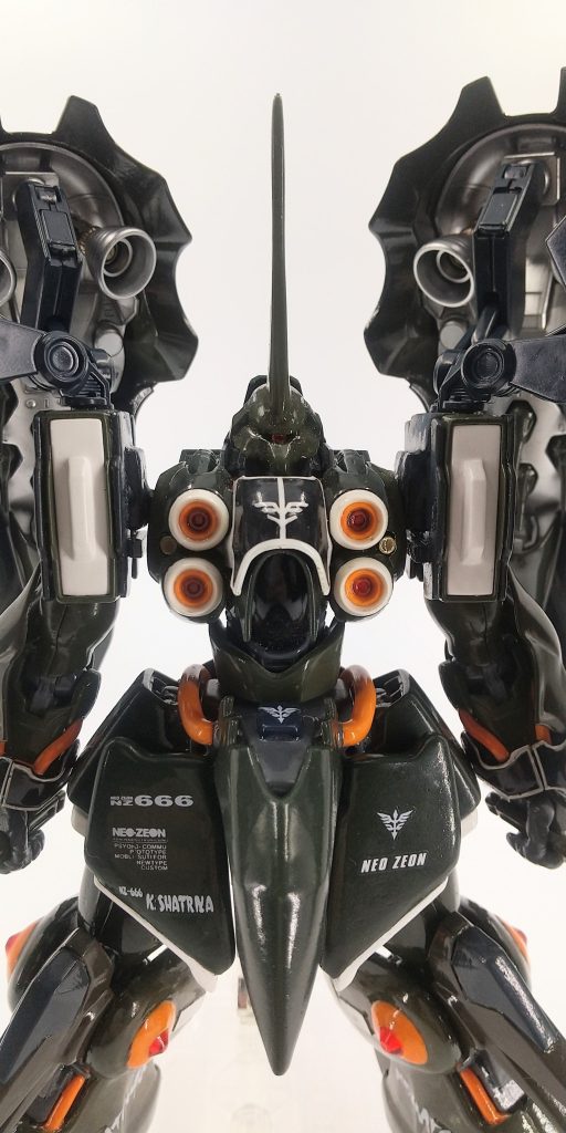 アンテナを延長しました。首をパテで自作し、頭部をリフトアップしています。フロント、サイド、リアアーマーをパテとプラ板で大型化しました。 他にもいろいろ改造ディティール追加しています。