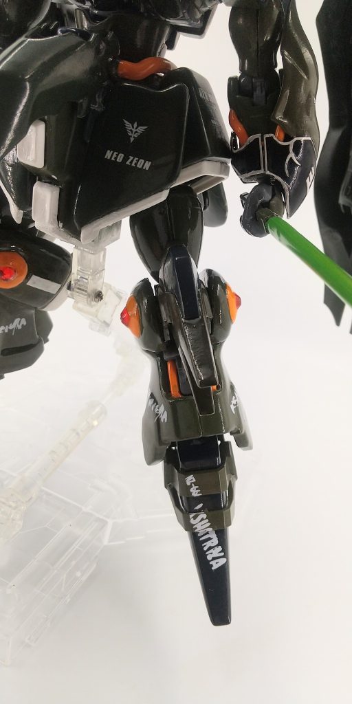 パテでつま先を延長しました。太ももをパテで延長太らせました。