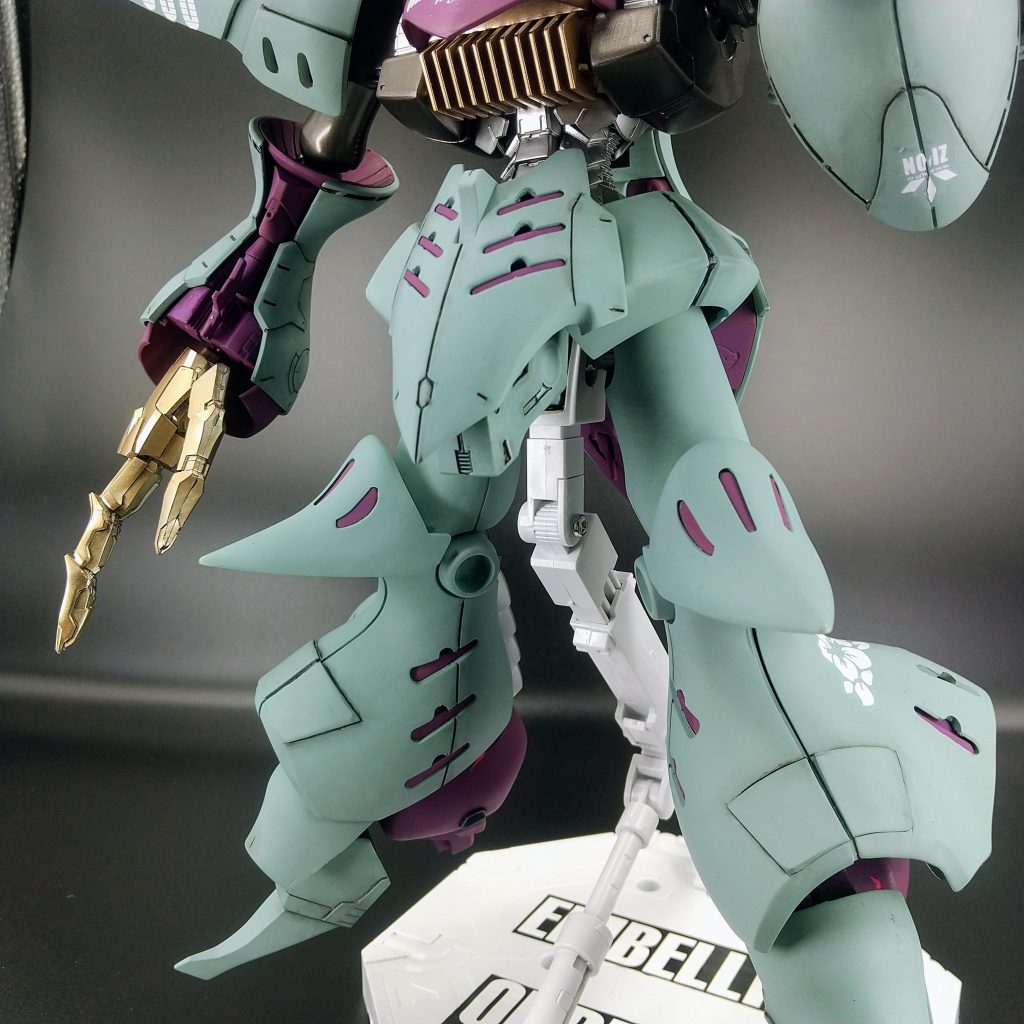 露出するパープル部分の所を半分だけルーターで穴を開けディティール追加しました。足が寂しかったので、プラ板を張り付けました。