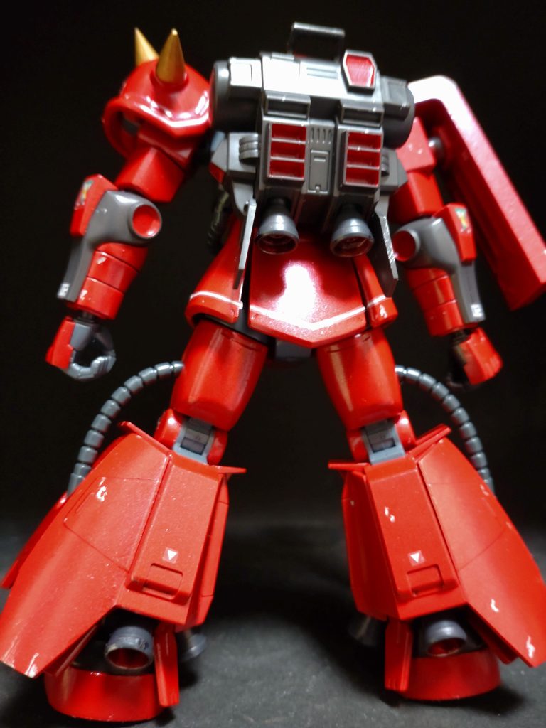 肩の角やブレードアンテナはとがらせましたが、合わせ目消しはしません！エッヘンのヘン！