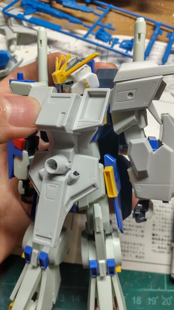 胸部アーマーや腰部アーマーも驚くほど合わないので、かなり切り刻んでます