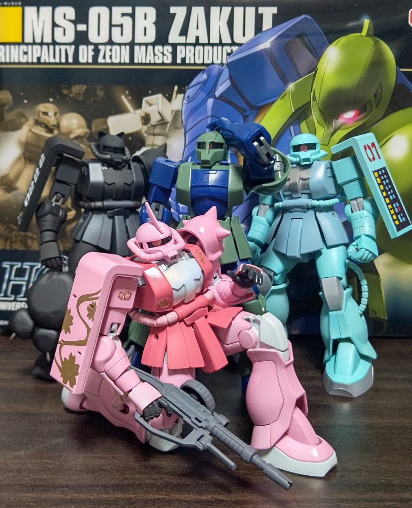 そしてうちのザクの集合写真手前から桜ミクカラー、初音ミクイメージ、ザクI、ザクII(にゃん)ですイロモノしかいないのは気のせいか？