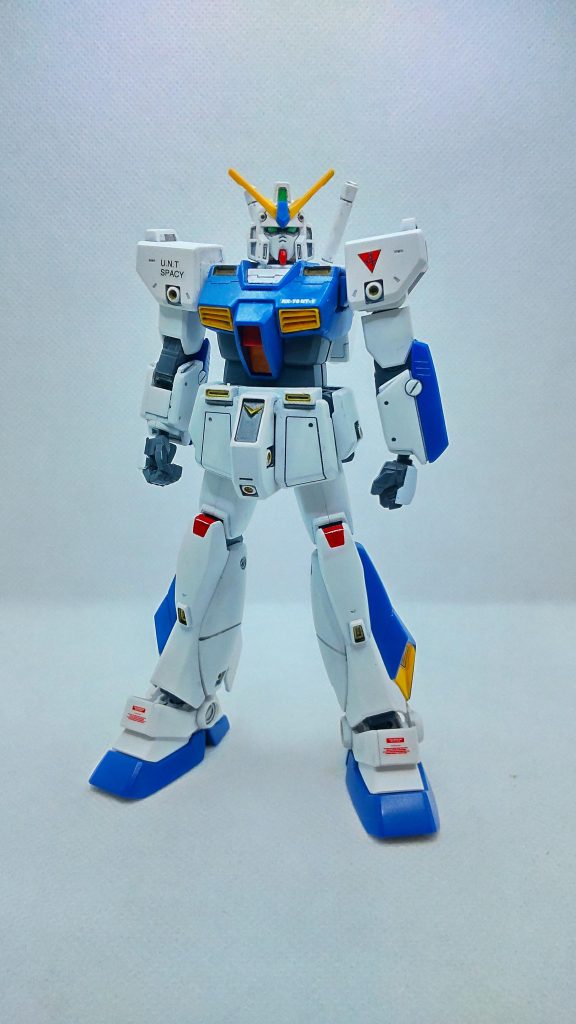 脱ぐとかなり加工してあるのがわかるかもしれません。腰のパーツはアレックスからヘイズルの物に交換して胴体を延長し、肩軸もヘイズルの物を移植して引き出し機構を設けています