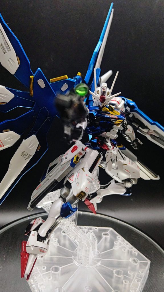 ライフルのスコープとシールドにラピーテープを使用しました。穴あけパンチを使ってまるくカットしています