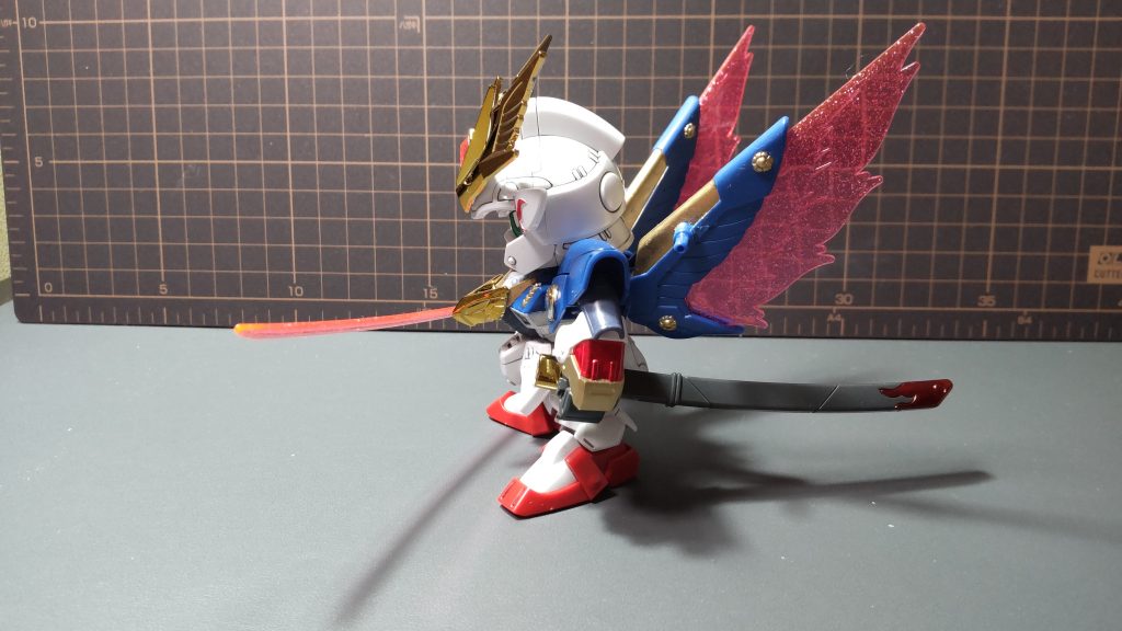 塗装はガンダムマーカーを筆塗りで。目と肩の鏡のみシールです。今後は細かいところの雑さをなくしていきたいなぁ。