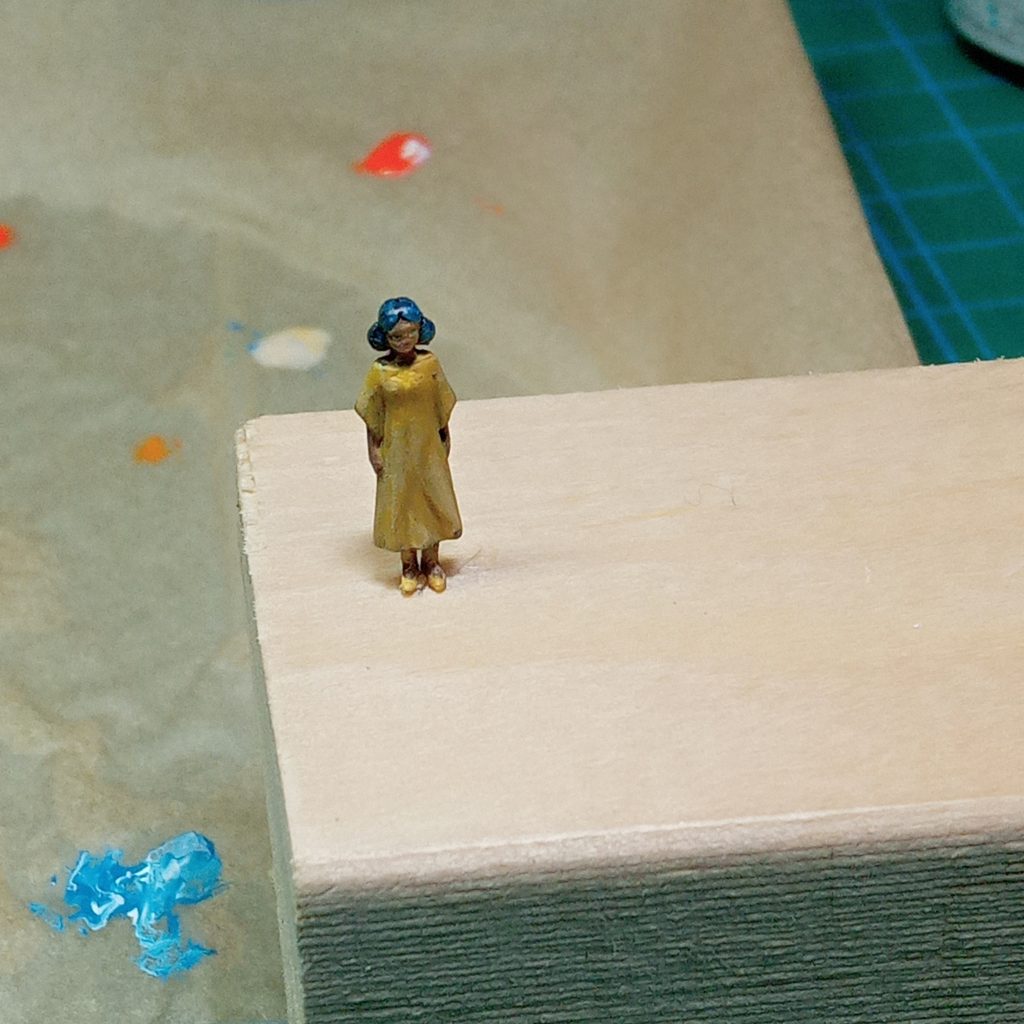 足りない色を補うためにファレホ以外の水性塗料を重ねたら妙な艶が目立ってしまいました。最後につや消しクリアを吹いて処理します。