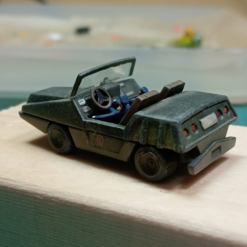 いつもはエアブラシ塗装をするのですが、今回は最初から水性塗料で筆塗りしました。乾燥後、ウェザリングマスターとスミ入れを行い、仕上げは水性つや消しクリアを吹きました。運転は鉄道模型の運転士です。