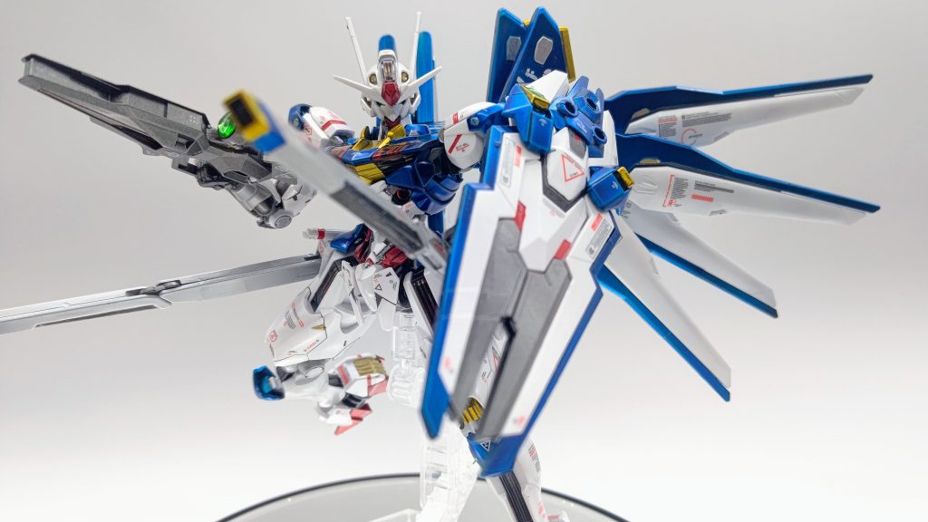 クスィフィアスはランナーを切って元々開いている太ももの穴に差し込むだけの簡単接続です。バンダイさんありがとう!