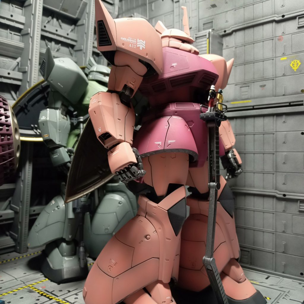 塗装は最も無難なシャアレッド、シャアピンクです。ピンク外装の下地は黒ずみ感が目立たないメカサフを吹いてグラデーション塗装をしました。赤い外装には黒サフを吹き、グラデーション塗装で仕上げています。以上です。