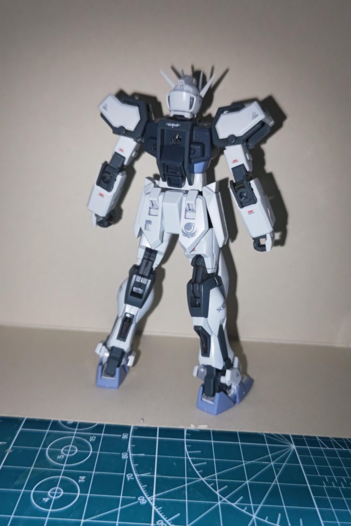 スミ入れのみで未塗装、関節はゲート跡すら無視、マーキングは#ガンプラが絶対にうまくなる10の製作テクニック付属のデカールのみ使用しました。