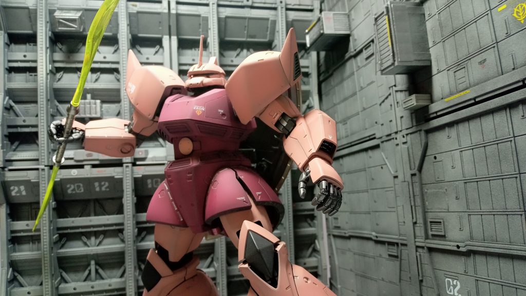 特に加工はしていません。多少のスジ彫りを腰アーマーに入れる程度です。ただ、微妙な色違いで腰アーマーのパネルを際立たせていますが、つや消しクリアの影響でしょうか…クリア吹く前より色違いが目立たなくなっています。