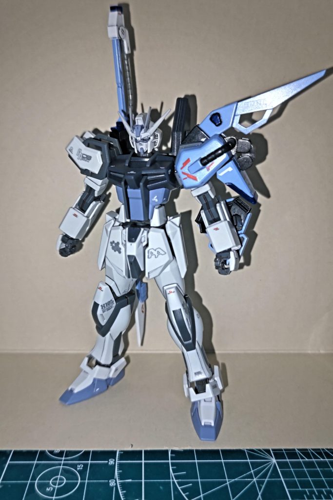 ランチャー&ソードの両肩に装備するパーツは稼働範囲を拡大する為に改造してあります。