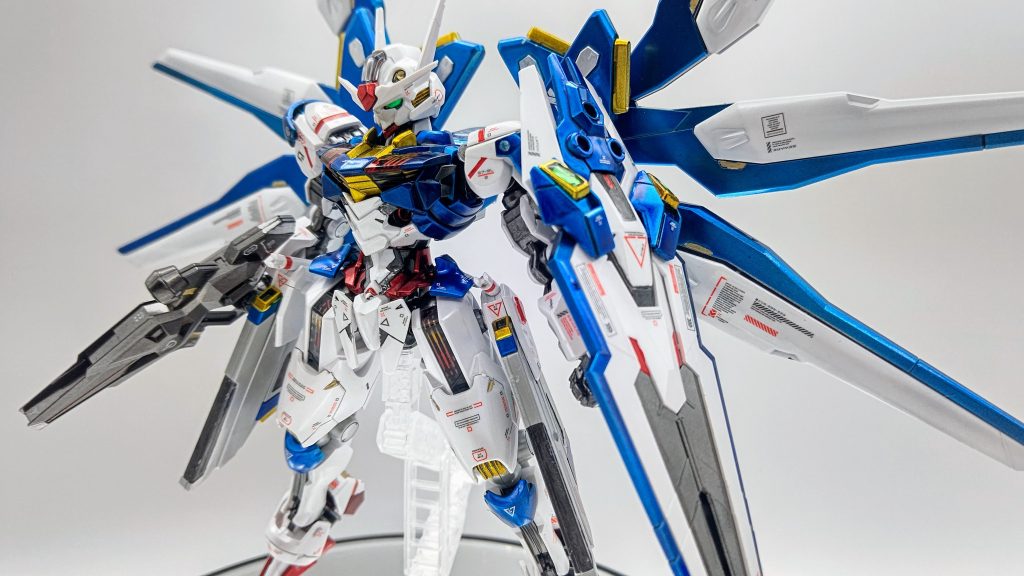 今回は白、薄い灰色をシルバーパール塗装赤、青、黄色はキャンディ塗装にしました。