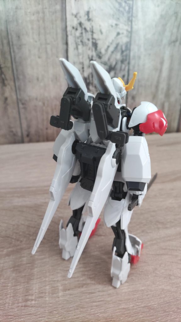 スラスターユニットが6機あり高機動型装備となっている