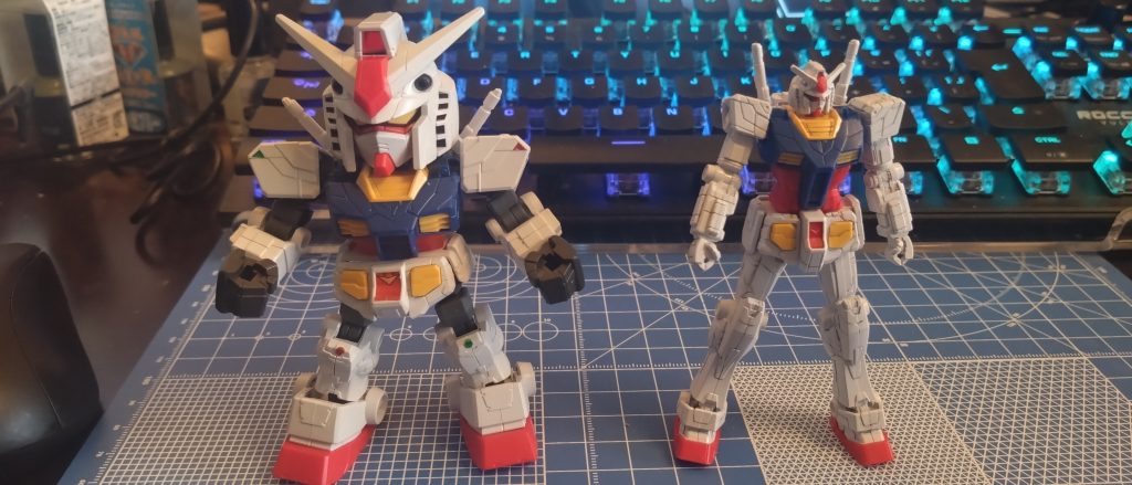 前回の1/200とツーショット。全高が同じな事に驚き…。