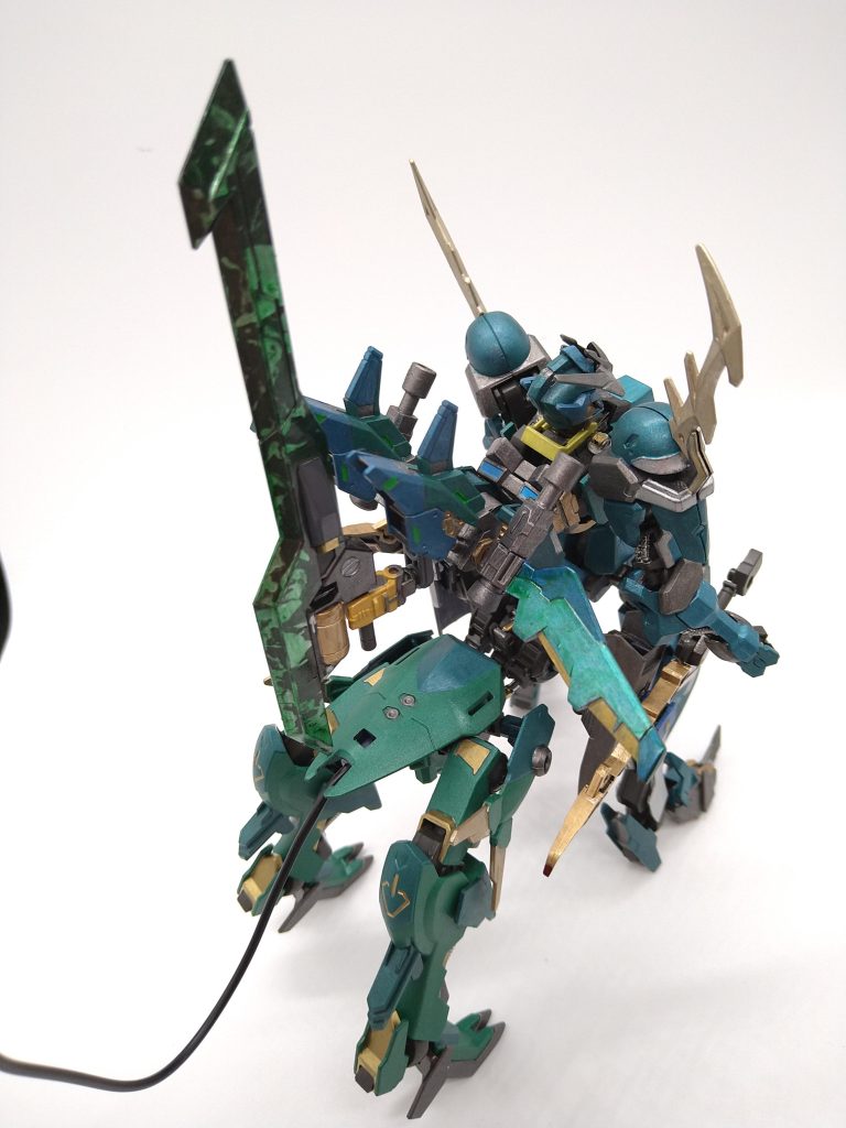 ギガントジャベリンを保持出来る部分も付けました。バーニア部分も動きます。