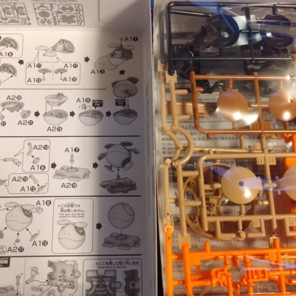 ガンダムファクトリー横浜限定のハロ他のハロプラと違って、説明がハコに書いてあるのね。昔はこう言うプラモ良くあったよなぁ。しかし、これ以外はみんな台場にも売ってる気が…。（；＾ω＾）（2枚目）