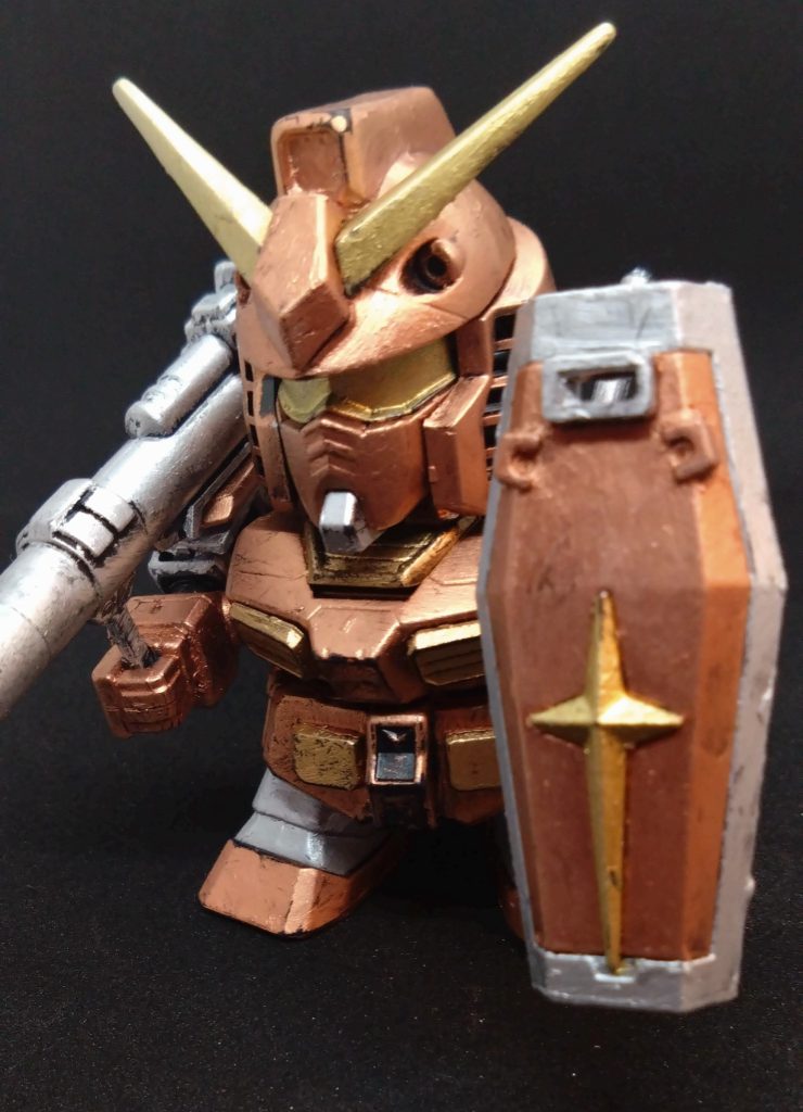 Gジェネ版は盾の三色がパーツ分割で塗り分けられてるのでキレイに塗り分けられました。フロントスカートの大気圏突入用のサランラップ格納庫はサッと塗っただけ。Vの字がいー感じに強調されたと思います。