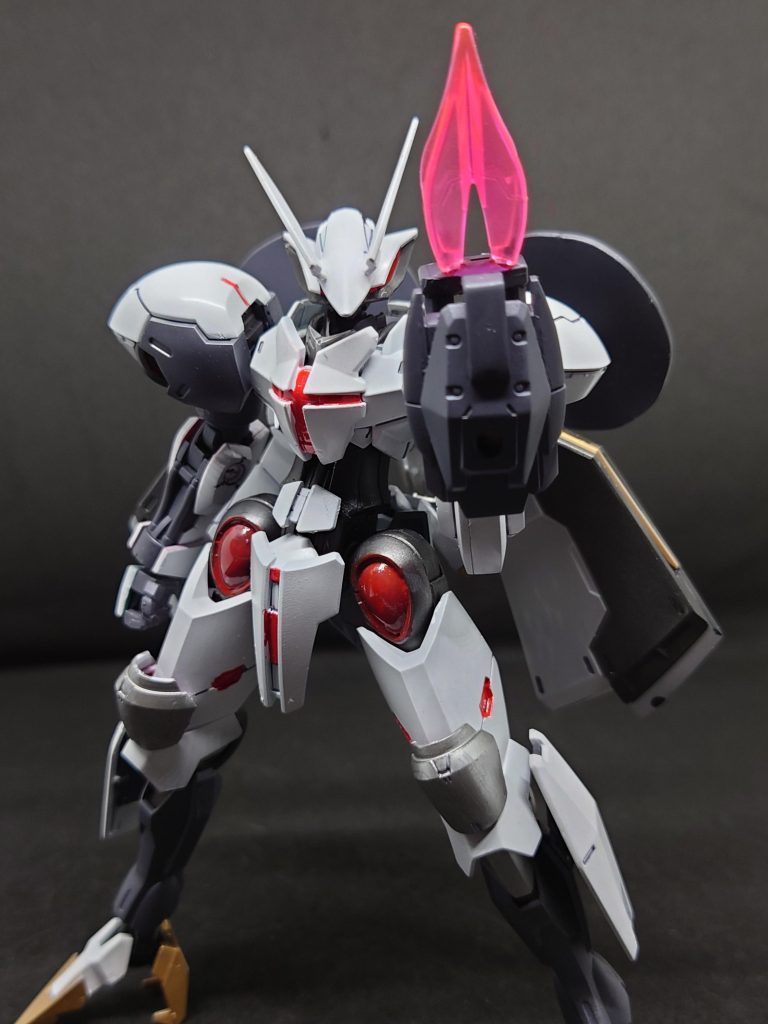 ナックルガンベギルベウのビームガンをカスタムした武装射撃もできビームスパイクを展開し近接格闘にも持ち込むことが可能