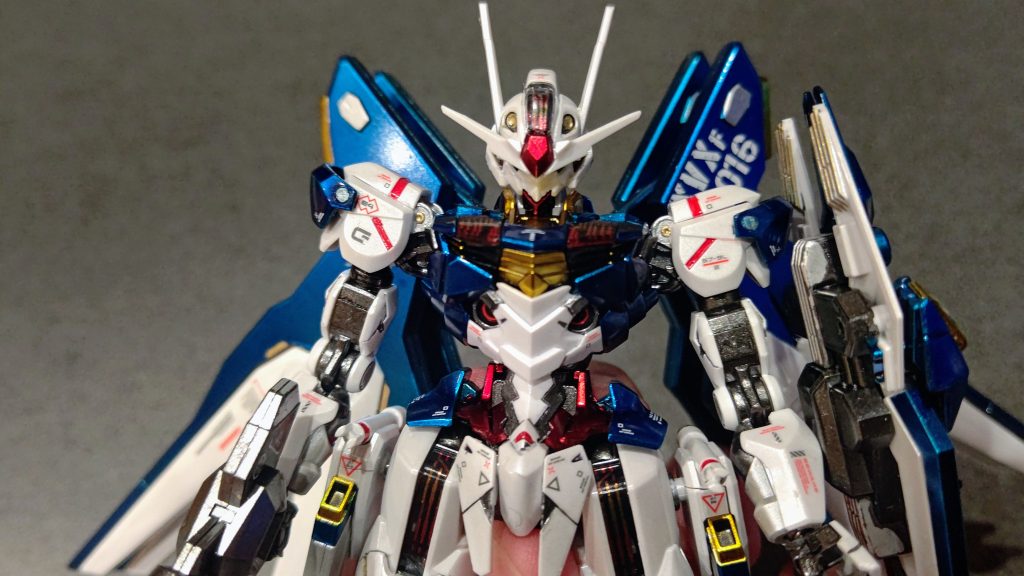 家の電気だとこんな感じ白・アルティメットホワイト        パールシルバー灰・ニュートラルグレーⅡ        パールシルバー赤・青・黄アルティメットブラックスターブライトシルバーにそれぞれクリアーレッドクリアーブルークリアーイエロー+クリアーオレンジ8:2関節・スターブライトアイアンですトップコートはガイアのEXクリアを3回塗って厚塗りにパールシルバーが高級感が出てとてもいい感じです!オススメ!