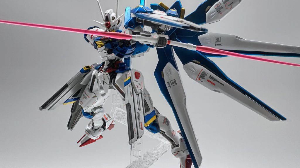 元々ドラグーンしか付ける予定なかったんですがビームサーベルがバックパックに付いていて外さなければならなかったので急遽フリーダムも使うことにしました。赤字です。。。