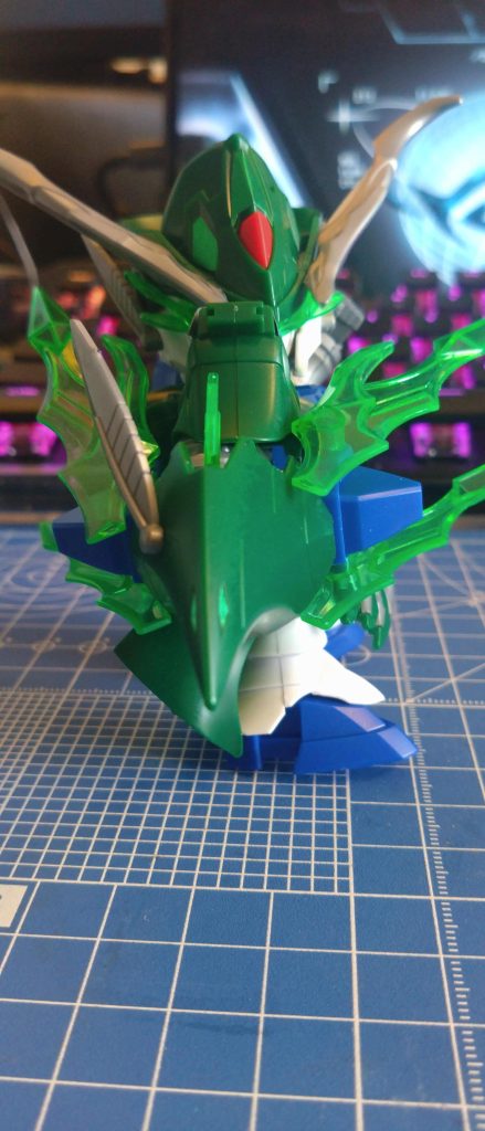 支援メカ発射形態。羽根が邪魔で横向きじゃないと構えられない…。SD体型の辛い所よな…。 そう言えば、ロビン、トンガリ頭…。 うっ、頭が