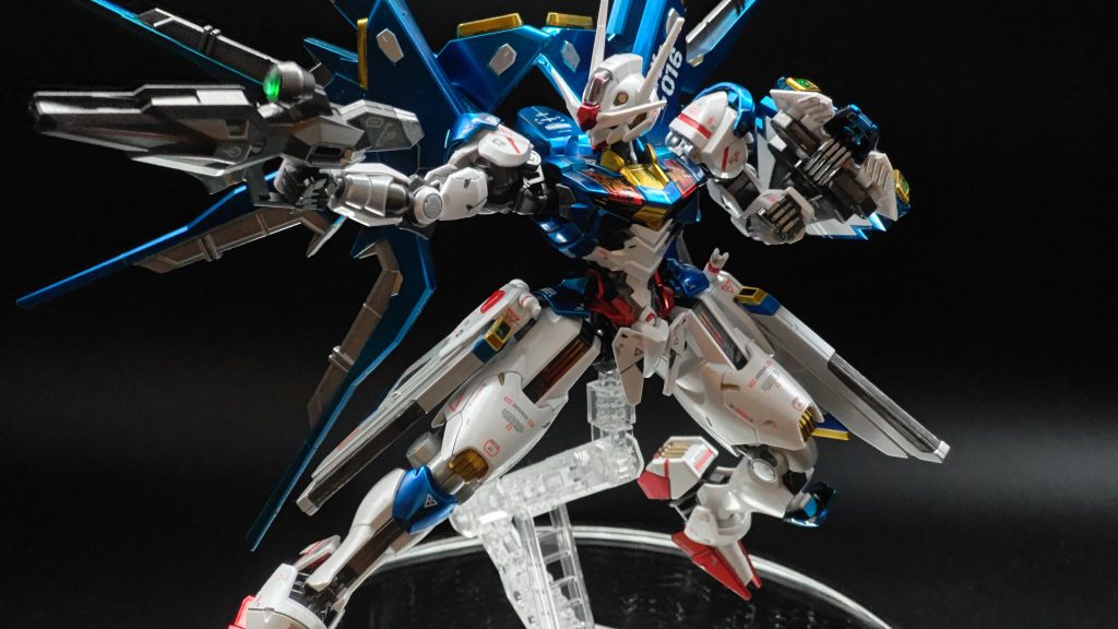 黒背景で背中が反らないのでSEED撃ちはこんな感じが限界かとちなみにドラグーンはHGによくある2つ穴式なので改造せず取り付けられます。バンダイさんありがとう!