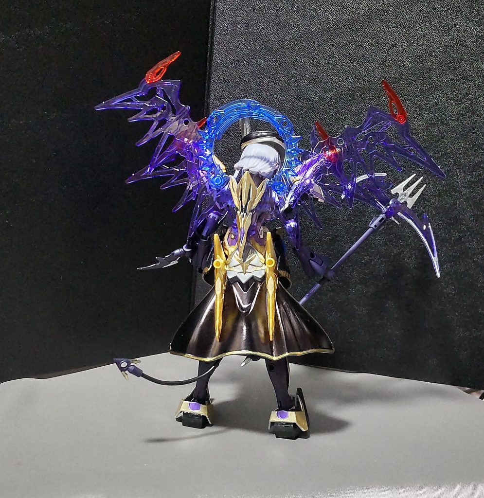 リアビュー徐晃デスサイズのクリアパーツの羽根は2セット付けて延長しています。